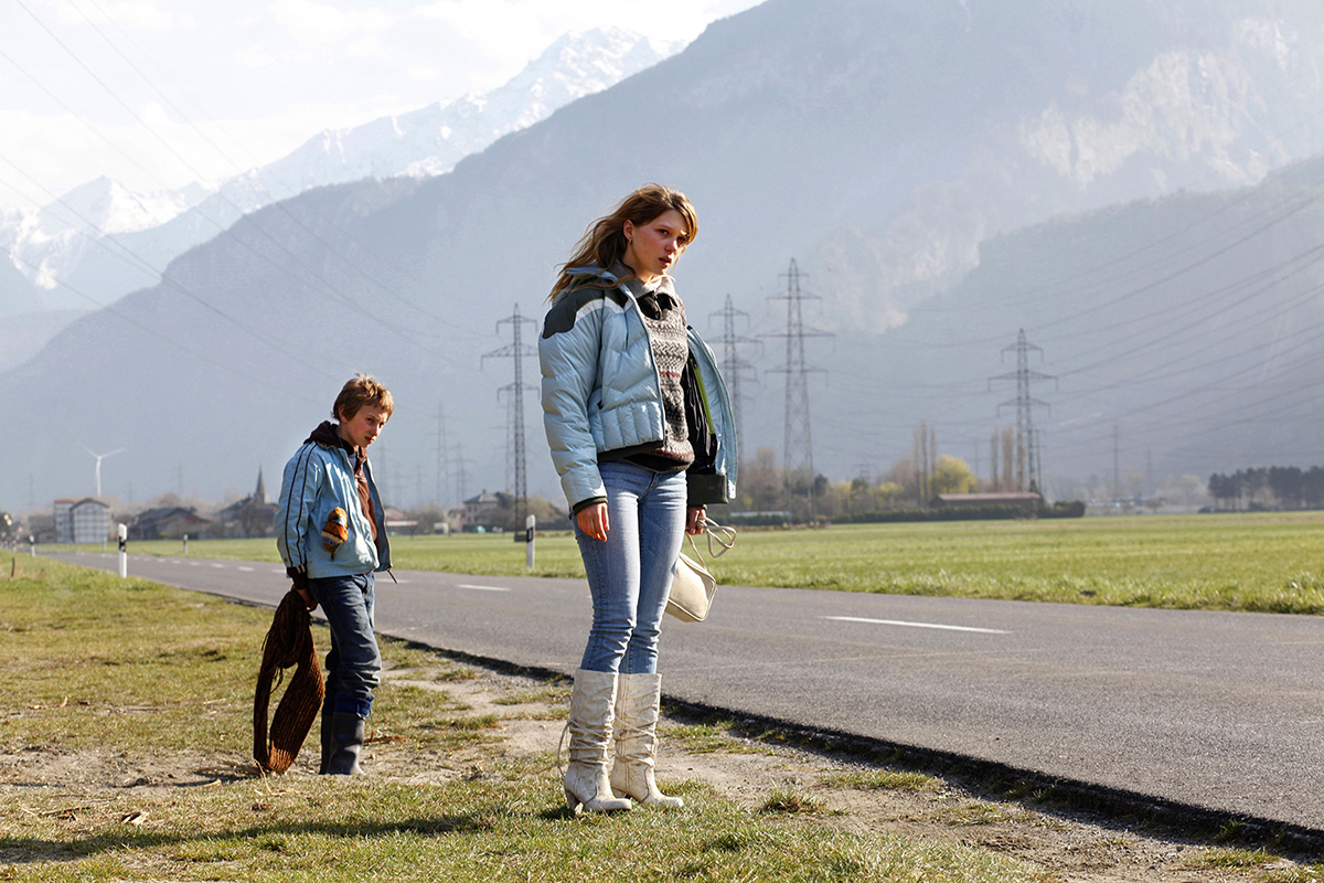 PHOTO ENFANT EN HAUT